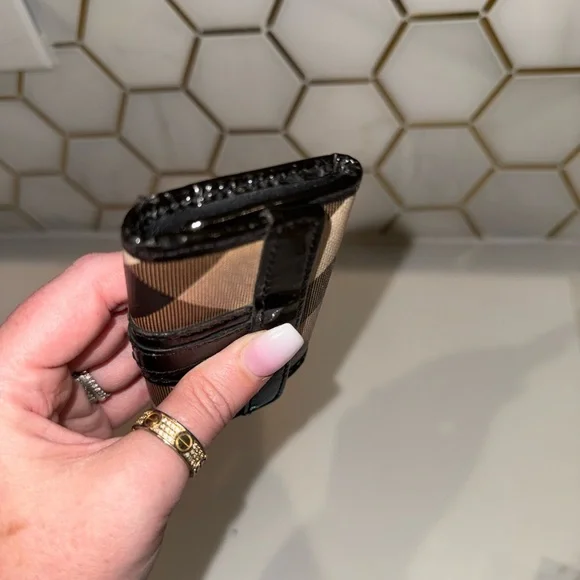 Authentic Burberry 4 ring keychain/cardholder - Picture 14 of 16